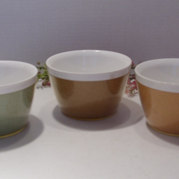 Burlap Raffia Melmac Group of Three insulated Bowls in Three Different Colors Green, Orange, Brown Mid Century Vintage Kitchen Granny Chic