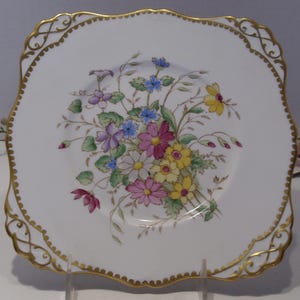 Assiette florale toscane en porcelaine fine, fleurs roses, violettes, bleues et jaunes bordure dorée environ 9 x 9 po. Fabriquée en Angleterre, décoration murale pour salle à manger