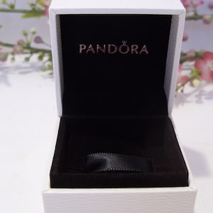 Boîte à bijoux à breloques/bagues Pandora NSA dans une pochette en carton à charnière, doublure en velours noir 2 x 2 x 1 1/2 po. Lettrage Pandora doré à l'intérieur VIDE