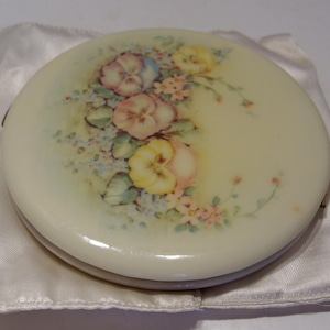 Rex Fifth Avenue Pretty Vintage Pastel Pansies Floral Compact No Powder Unused Puff 4 1/2&quot; in Diameter Comes with Original Satin Pouch