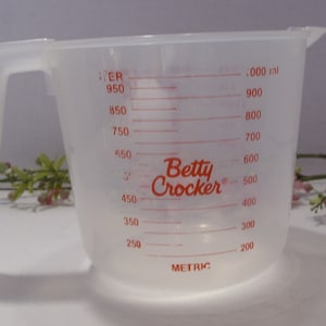 Betty Crocker 4 Cup Plastic Measuring Cup 1 Quart Measuring Cup Metric Milliliters and Ounces.  Collectible Vintage Kitchen