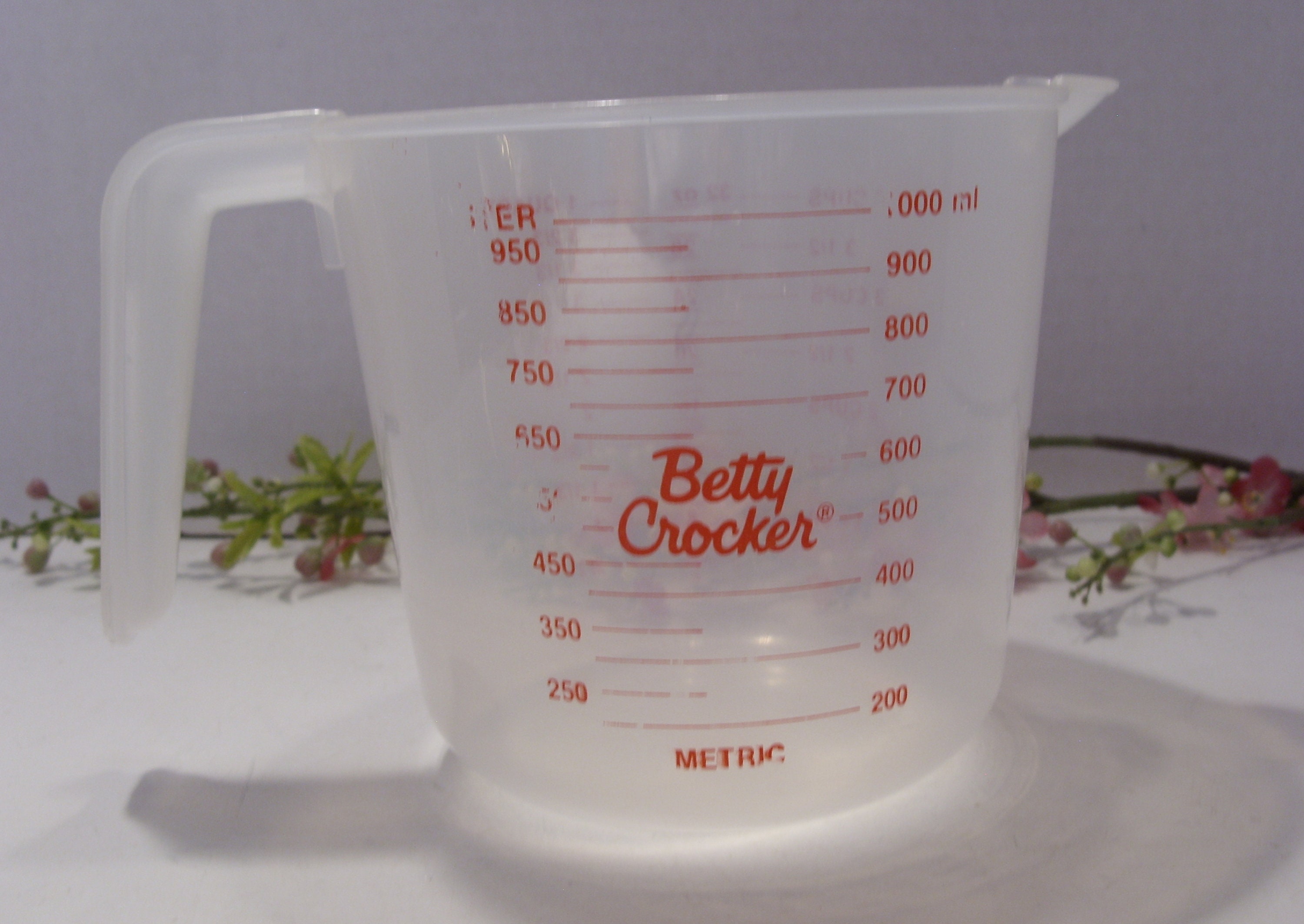 Betty Crocker 4 Cup Plastic Measuring Cup 1 Quart Measuring Cup Metric  Milliliters and Ounces. Collectible Vintage Kitchen 