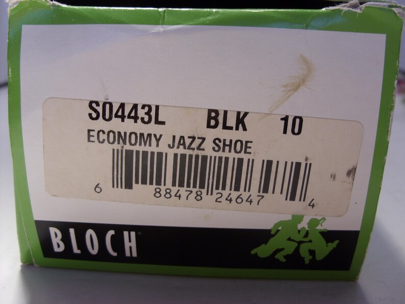 Puede incluir: Una caja verde y blanca con una etiqueta que dice "S0443L BLK 10 ECONOMY JAZZ SHOE". La caja tambi&eacute;n presenta un c&oacute;digo de barras y la marca "BLOCH" con una silueta verde de dos bailarines.