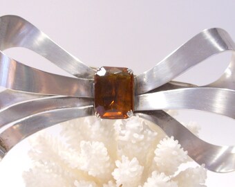 Broche de lazo grande de plata esterlina con piedra de cristal ámbar de Coro Craft