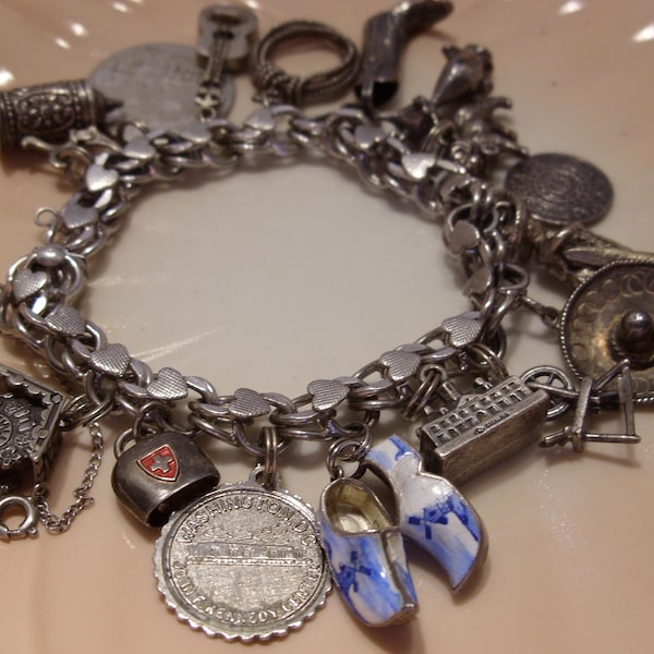 Pulsera vintage de plata de ley con dijes: 16 dijes, jarra de cerveza, zapatos de Delft, etc.