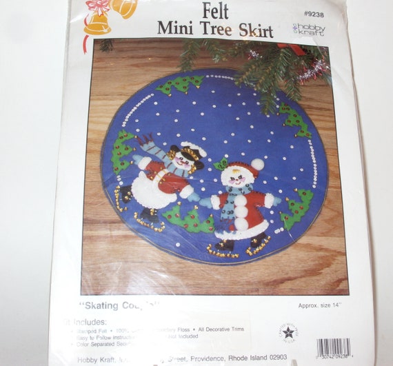Vintage Felt Mini Tree Skirt Kit: Skating Snowman Couple, Royal Blue (14")