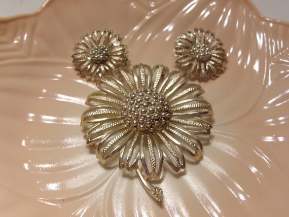 Sarah Coventry Large Gold Tone Flower Brooch and … - image 2