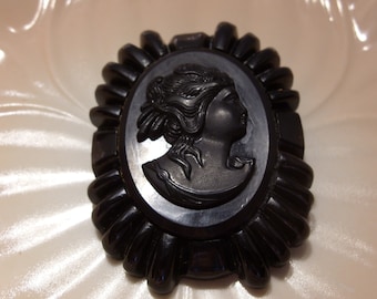 Broche vintage Art Déco con camafeo de baquelita negra, circa 1930