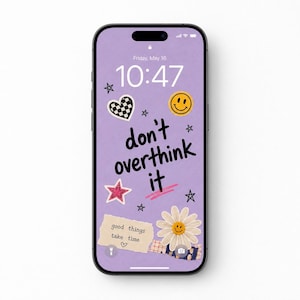 Puede incluir: Un teléfono inteligente con un fondo de pantalla morado claro y el texto "don't overthink it" en letra negra. La pantalla muestra pegatinas decorativas que incluyen un corazón a cuadros, una cara sonriente amarilla, una estrella y una margarita.