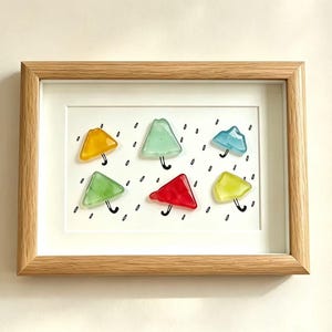 雨の日のシーグラス傘の額入りアート、手作りのシーグラス写真、かわいい友情の贈り物、彼女へのニュートラルな寝室の机の壁飾り