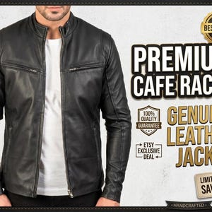 Könnte beinhalten: Eine schwarze Lederjacke mit Stehkragen, zentralem Reißverschluss und zwei horizontalen Brusttaschen mit Reißverschluss. Der Text rechts lautet PREMIUM CAFE RACER GENUINE LEATHER JACKET, 100% QUALITY GUARANTEE, ETSY EXCLUSIVE DEAL, LIMITED STOCK SAVE 20% und HANDCRAFTED.