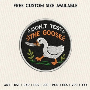 Puede incluir: Un parche bordado circular que muestra un ganso blanco con patas y pico naranjas sosteniendo un cuchillo plateado en el pico. El texto DON'T TEST THE GOOSE está bordado en blanco y naranja sobre un fondo negro con pequeñas plantas verdes.