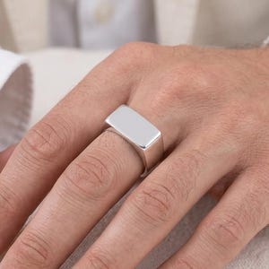 Personalisierter Siegelring aus 925er Silber mit Gravur, individuellem Datum und Herzmotiv – das perfekte Geschenk zum Jahrestag. Rechteckiger Statement-Ring mit flacher Oberseite, unisex.