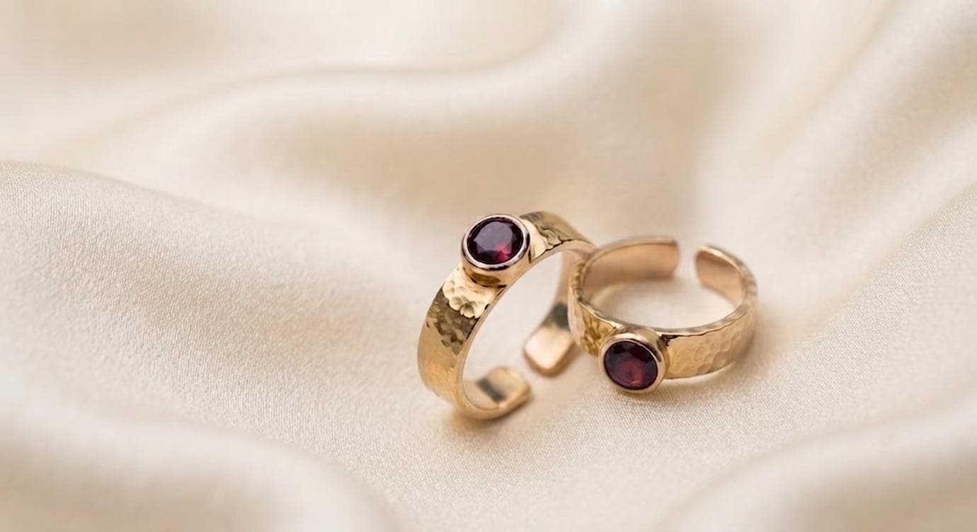 Gold Garnet Toe Ring, Adjustable Toe Ring, Hammered Gold Toe Ring, Minimalist Foot Jewelry, Handmade Gemstone Toe Ring, Gift for Her