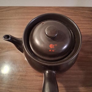 Puede incluir: Un juego de tres tazas de cerámica con acabado mate moteado. Las tazas son de color crema, gris claro y gris oscuro. Cada taza tiene un diseño simple y minimalista, ideal para café o té.