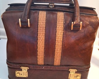 Estuche antiguo de viaje de cuero marrón repujado a mano para cosméticos y joyas de principios del siglo XX.