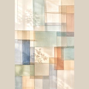 Pode incluir: Uma tapeçaria têxtil decorativa composta por painéis de tecido retangulares e translúcidos em tons suaves de azul, verde, bege e pêssego. As camadas sobrepostas criam um padrão de grade com níveis variáveis de opacidade e cor.