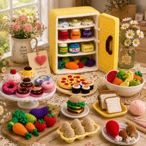 Könnte beinhalten: Eine Sammlung gehäkelter Miniatur-Lebensmittel, darunter ein gelber Kühlschrank, eine Pizza, ein Burger, Donuts, Gemüse, Eier und Obst, arrangiert auf einem Tisch mit einer weißen Tortenplatte und einem kleinen Holzschneidebrett.