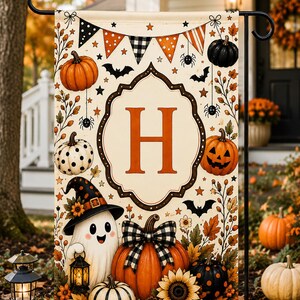 Peut inclure: Un drapeau de jardin rectangulaire sur fond crème avec une lettre H orange centrale dans un cadre décoratif. Le motif comprend des citrouilles orange et blanches, un fantôme avec un chapeau de sorcière, des tournesols, des chauves-souris et des guirlandes.