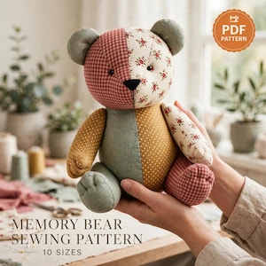 Pode incluir: Um urso de pelúcia feito de tecido patchwork com uma mistura de xadrez vermelho, flores creme, bolinhas amarelo-mostarda e painéis verde-sálvia sólidos. O urso tem um nariz preto bordado e orelhas redondas. Texto: PDF PATTERN.