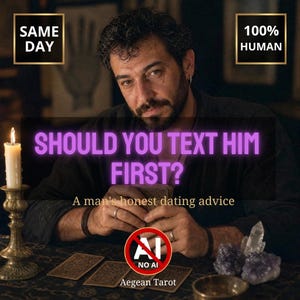Pode incluir: Uma pessoa com barba segura cartas de tarot com o texto: SAME DAY, 100% HUMAN, SHOULD YOU TEXT HIM FIRST? A man's honest dating advice, NO AI e Aegean Tarot. Uma vela acesa num castiçal de latão e cristais estão sobre a mesa.