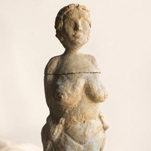 Tarro de cerámica con tapa | Contenedor de gres artesanal | Escultura funcional | Mujer de Çatalhöyük | Cerámica neriage | Pieza única