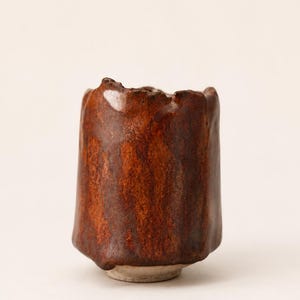 Taza pequeña de cerámica artesanal hecha a mano | Yunomi de gres con esmalte de cenizas vegetales | Pieza única