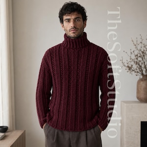 Könnte beinhalten: Ein tiefburgunderfarbener Rollkragenpullover mit einem dicken, vertikalen Rippstrickmuster. Das Kleidungsstück hat lange Ärmel und einen hohen, umgeschlagenen Kragen. Der Text "TheSoftstudio" ist vertikal auf der rechten Seite abgebildet.