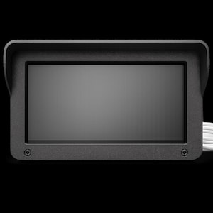 Peut inclure: Un moniteur noir rectangulaire doté d'une visière pare-soleil intégrée et d'une finition mate lisse. L'écran est sombre et réfléchissant, encadré par une bordure épaisse avec deux vis visibles aux coins inférieurs. Un câble blanc enroulé sort sur le côté droit.