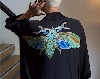 Wendbarer Kimono aus Seidensamt | Handbemaltes Schmetterlings-Kunstwerk zum Anziehen