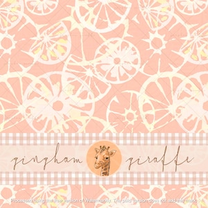 Puede incluir: Un patrón repetitivo de rodajas de cítricos blancas y amarillo pálido sobre un fondo color melocotón suave. Una banda horizontal presenta un borde de cuadros vichy blanco y melocotón con el texto "gingham giraffe" y una ilustración circular de una cabeza de jirafa.