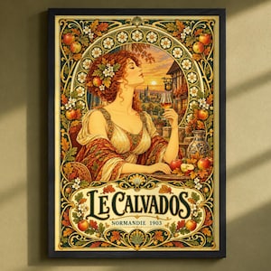 Könnte beinhalten: Ein gerahmtes Poster mit dem Titel LE CALVADOS NORMANDIE 1903, das eine Person mit rotem Haar und weißen Blumen im Haar zeigt, die ein Glas mit bernsteinfarbener Flüssigkeit hält, umgeben von einem Rand aus Eichenblättern und Äpfeln.
