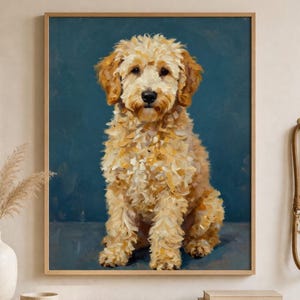 Könnte beinhalten: Ein Ölgemälde eines goldfarbenen Doodle-Hundes mit lockigem Fell, der in einer frontalen Position sitzt. Der Hund ist vor einem einfarbigen, tiefblauen Hintergrund dargestellt, wobei sichtbare Pinselstriche eine Textur erzeugen.
