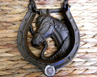 Aldaba personalizada, regalo de inauguración de la casa con forma de cabeza de caballo, nuevo propietario de una casa, decoración con monograma para puerta, regalo único de herradura de hierro fundido