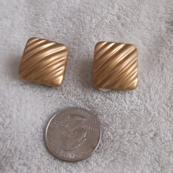 Vtg Clip On Earrings-Goldtoned Squares-C1535