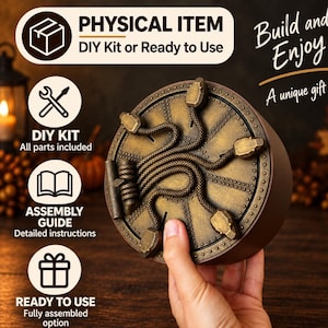 Puede incluir: Una caja de rompecabezas circular de color bronce con un diseño texturizado en forma de serpiente en la tapa. La tapa está asegurada con un pestillo cilíndrico y cinco acentos geométricos sobresalientes. El texto en la imagen incluye Physical Item, DIY Kit or Ready to Use, Build and Enjoy, A unique gift, DIY Kit, Assembly Guide y Ready to Use.