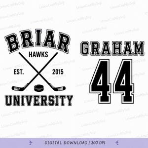 Könnte beinhalten: Ein schwarz-weißes Grafikdesign mit dem Text BRIAR HAWKS UNIVERSITY EST. 2015, zwei gekreuzten Hockeyschlägern und einem Puck. Rechts steht der Text GRAHAM über der großen Zahl 44 in einer fetten Schriftart im College-Stil.