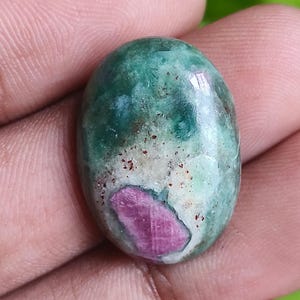 Cabochon di rubino fucsite, gemma di rubino di forma ovale, pietra sciolta per la creazione di gioielli. 18 ct