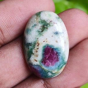 Rubin-Fuchsit-Cabochon, ovaler Rubin-Edelstein, loser Stein für die Schmuckherstellung. 18 ct
