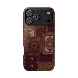 Puede incluir: Una funda para smartphone con un diseño de patchwork de varios patrones intrincados de alfombras orientales en tonos profundos de rojo, burdeos, marrón y crema. La funda tiene un módulo de cámara negro en la parte superior con tres lentes.