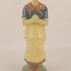 1920s Flemish Pottery Figure – Praying Peasant Woman, Polychrome Ceramic (Caesens, Kortrijk)