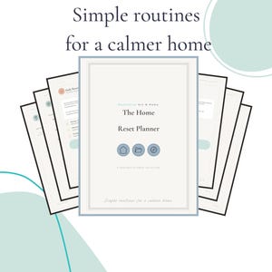Könnte beinhalten: Ein Stapel ausdruckbarer Planerseiten, fächerförmig angeordnet, mit dem Titel The Home Reset Planner von NeatVerse Art & Home. Das Deckblatt enthält drei kreisförmige Symbole und den Text Simple routines for a calmer home in klarem Design.
