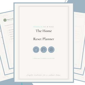 Könnte beinhalten: Eine druckbare Planer-Kollektion mit dem Titel The Home Reset Planner von NeatVerse Art & Home. Das Cover hat einen hellgrauen Hintergrund mit dunkelgrauem Text, drei kreisförmige Symbole mit Haus, Ordner und Kompass sowie den Text Simple routines for a calmer home.