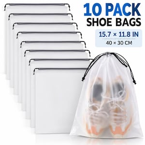 Puede incluir: Un paquete de 10 bolsas para zapatos blancas y translúcidas con cierres de cordón negros. Cada bolsa mide 40 x 30 cm. Una bolsa se muestra abierta conteniendo un par de zapatillas deportivas, mientras las otras están apiladas detrás.