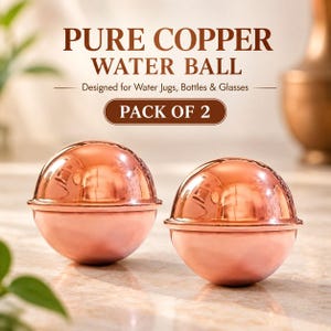 Puede incluir: Dos objetos esféricos de cobre pulido, presentados en un paquete de 2. El texto PURE COPPER WATER BALL, Designed for Water Jugs, Bottles & Glasses, y PACK OF 2 es visible sobre las dos esferas metálicas con un acabado liso.