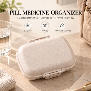 Pode incluir: Um organizador de comprimidos retangular bege salpicado com tampa articulada. O texto diz: PILL MEDICINE ORGANIZER, 8 Compartments, Compact, Travel Friendly, DAILY USE, TRAVEL, VITAMINS & CAPSULES, com ícones de calendário, avião e pílula.