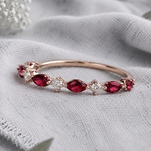 マーキーズカットのルビーとダイヤモンドの結婚指輪、赤い宝石のゴールドの重ね付けリング、ヴィンテージのアニバーサリーリング、7月の誕生石のギフト（女性向け）