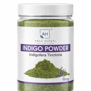 Peut inclure: Un pot en plastique transparent rempli de poudre d'indigo verte, avec une étiquette blanche portant le texte Anav Herbal, Indigo Powder, Indigofera Tinctoria et 150g. L'étiquette présente un graphique d'un tas de poudre verte et de petites fleurs violettes.