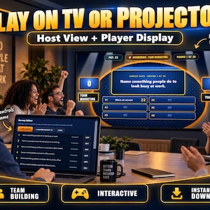 以下が含まれることがあります： 大型テレビ画面とノートパソコンに表示されたデジタルゲームインターフェース。青と金のグラフィックを使用したアンケート形式のクイズが表示されています。画面には「Name something people do to look busy at work」および「Host View + Player Display」というテキストが表示されています。