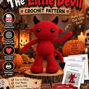 Puede incluir: Un muñeco diablo rojo tejido a ganchillo con cuernos negros y una cola con punta negra, sobre una rodaja de madera. La imagen incluye texto como The Little Devil Crochet Pattern, PDF Instant Download y Beginner Friendly.